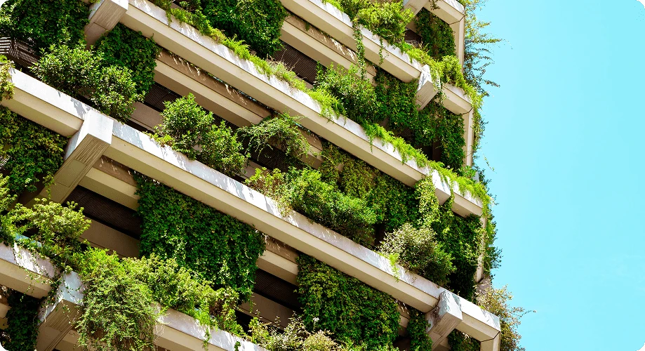 Fachada de un edificio moderno completa de vegetación decorativa