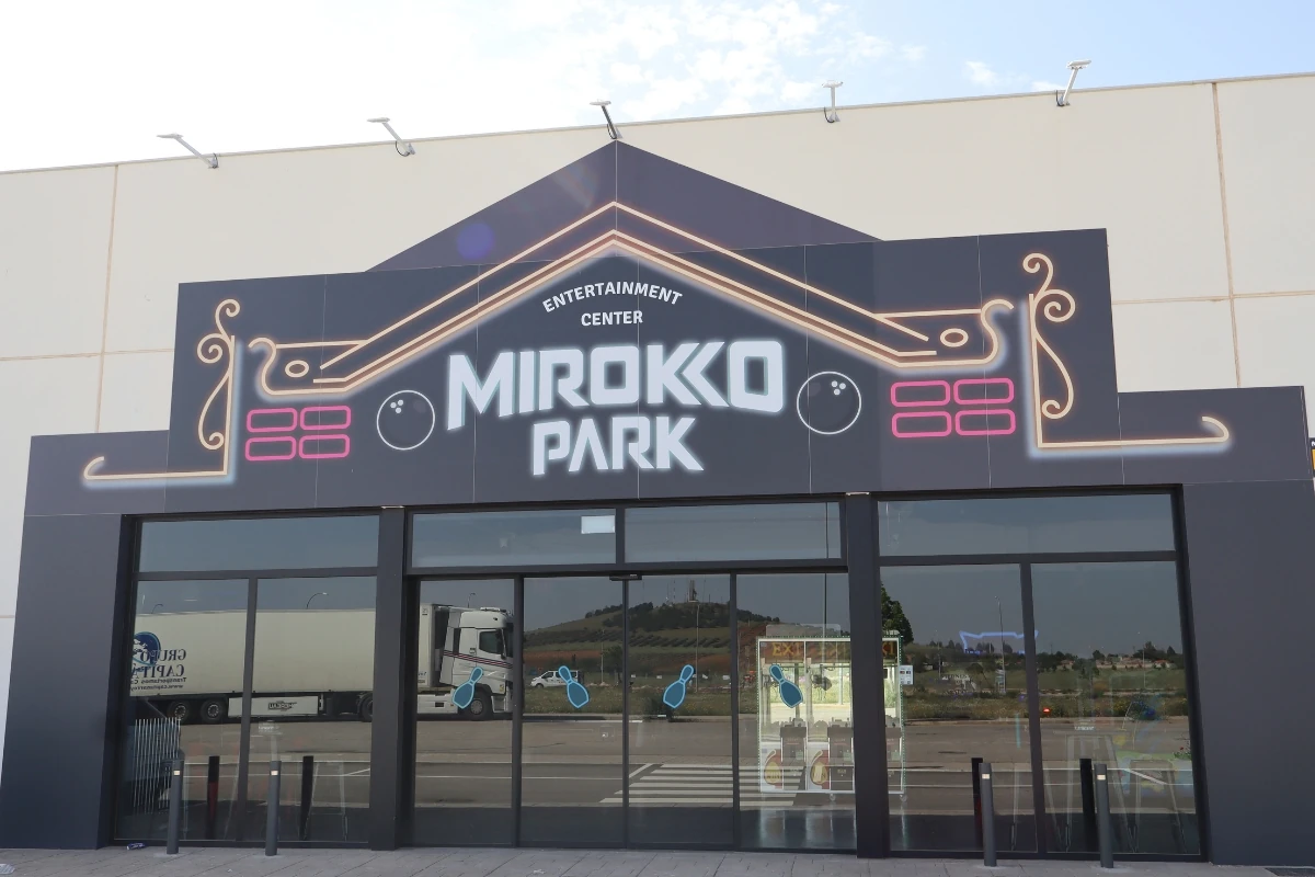 Fachada principal de Miroko Park, un centro de ocio y entretenimiento, con una gran marquesina decorativa y el rótulo luminoso del establecimiento sobre una entrada acristalada.