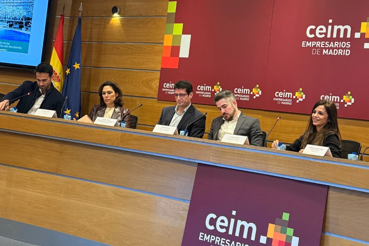 Mesa redonda o jornada empresarial celebrada en la sede de CEIM Empresarios de Madrid, con cinco ponentes sentados en una mesa de conferencias frente a los asistentes. Al fondo aparecen los logotipos de CEIM y las banderas de España y de la Unión Europea.